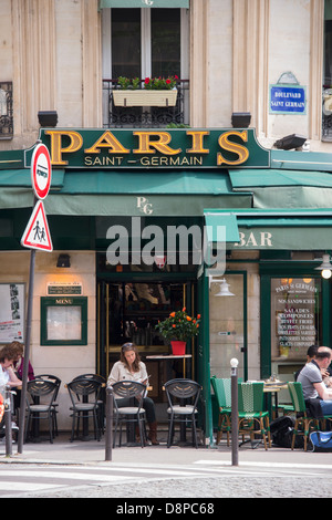 Cafe am linken Ufer der La Seine Inn Paris, Frankreich Stockfoto