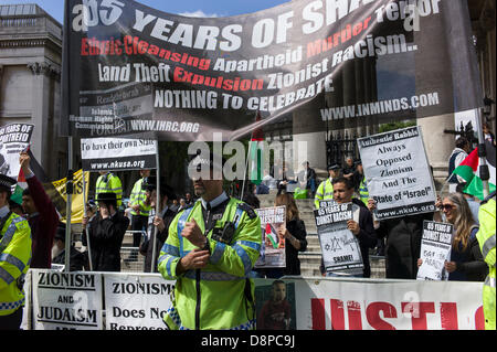 London, UK. 2. Juni 2013. Neturei Karta, Ultra-orthodoxen Juden, zeigen neben der islamischen Menschenrechtskommissionen gegen Israel sich näher an Israel 65 65 Jahre der Gründung des Staates Israel im Jahr 1948 in Trafalgar Square in London feiern. Bildnachweis: Rena Pearl/Alamy Live-Nachrichten Stockfoto