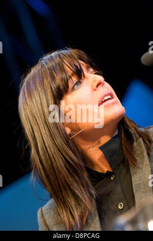 Hay-on-Wye, UK. 2. Juni 2013. Claudia Winkleman (im Bild). Miranda Hart, Schauspielerin und Comic-Autor im Gespräch mit Claudia Winkleman am Finaltag das Hay-Festival. Bildnachweis: Graham M. Lawrence/Alamy Live-Nachrichten. Stockfoto