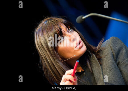 Hay-on-Wye, UK. 2. Juni 2013. Claudia Winkleman (im Bild). Miranda Hart, Schauspielerin und Comic-Autor im Gespräch mit Claudia Winkleman am Finaltag das Hay-Festival. Bildnachweis: Graham M. Lawrence/Alamy Live-Nachrichten. Stockfoto