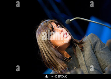 Hay-on-Wye, UK. 2. Juni 2013. Claudia Winkleman spricht mit Miranda Hart (aus Bild) Schauspielerin und Comic-Autor am Finaltag das Hay-Festival. Bildnachweis: Graham M. Lawrence/Alamy Live-Nachrichten. Stockfoto