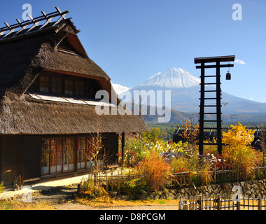 Historischen japanischen Hütten in Kawaguchi, Japan mit Mt Fuji sichtbar in der Ferne. Stockfoto