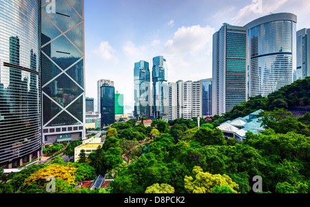 Moderne Wolkenkratzer aus Hong Kong Park in Hong Kong, China betrachtet. Stockfoto