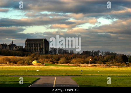 Shoreham (Brighton City) Flughafen / Flugplatz mit Lancing College Chapel in den Schatten auf der Rückseite - West Sussex. Stockfoto