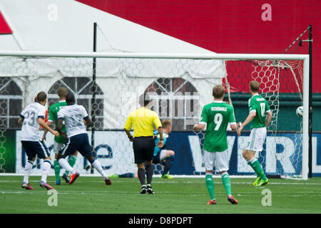 2. Juni 2013 - Washington Dc, District Of Columbia, USA - 2. Juni 2013: uns Männer Nationalmannschaft weiterleiten Jozy Altidore (17) punktet das erste Tor des Spiels während der US-Männer National Team vs. deutsche National Team - Centennial Feier Spiels RFK Stadium - Washington, D.C. Stockfoto