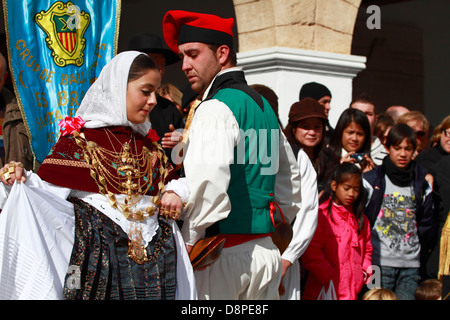 Junges Paar in Tracht bei einer Folklore-Tanz-parade Stockfoto