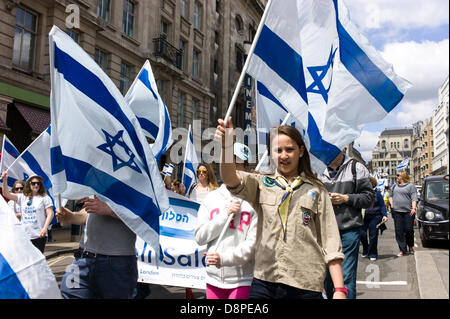 London, UK. 2. Juni 2013. Näher an Israel 65, Parade, Haymarket, in Richtung Trafalgar Square London Credit: Rena Pearl/Alamy Live News Stockfoto