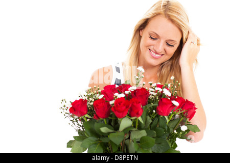 glückliche junge Frau erhielt Rosenstrauß von heimlichen Verehrer Stockfoto