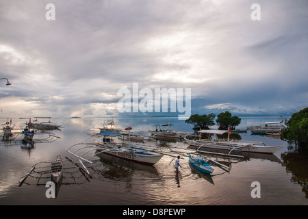 Hafen Sie voller Ausleger Bangkas - traditionellen philippinischen Fischerbooten Stockfoto
