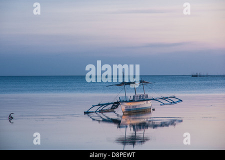 Vertäut und bei Ebbe in den Sand stecken Stockfoto