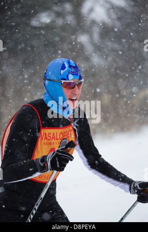 Eine Frau tritt in das Mora Vasaloppet Skirennen am 10. Februar 2013 in Mora, Minnesota. Stockfoto