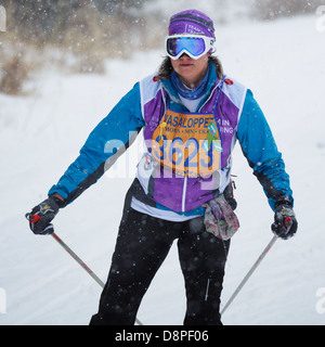 Eine Frau tritt in das Mora Vasaloppet Skirennen am 10. Februar 2013 in Mora, Minnesota. Stockfoto