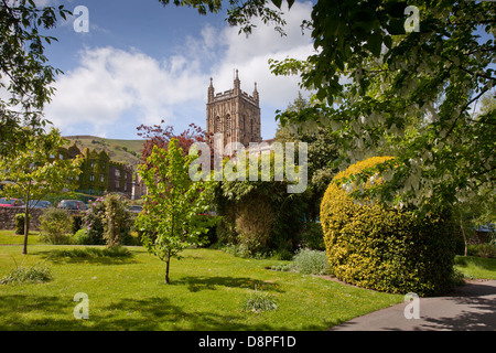 Blick auf den Tower, das Priorat Great Malvern, wie aus den umliegenden Gärten zu sehen. Stockfoto