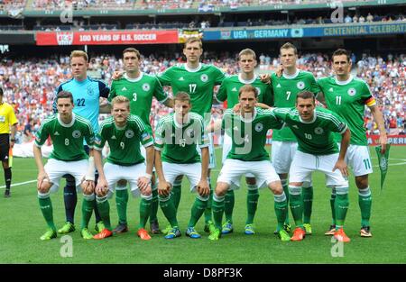 Aufstellung von Deutschland vor dem internationalen Freundschaftsspiel zwischen USA und Deutschland im Kennedy Memorial Stadium in Washington (District Of Columbia), USA, 2. Juni 2013 starten. Foto: Thomas Eisenhuth/dpa Stockfoto