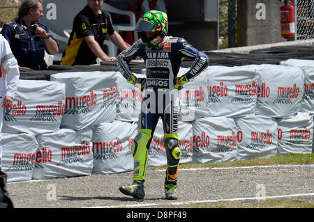 Mugello, Italien. 2. Juni 2013.  Valentino Rossi (Yamaha Factory Racing) nach Sturz während dem Rennen der Moto GP Weltmeisterschaft aus dem Mugello-Rennstrecke. Bildnachweis: Action Plus Sport Bilder/Alamy Live News Stockfoto