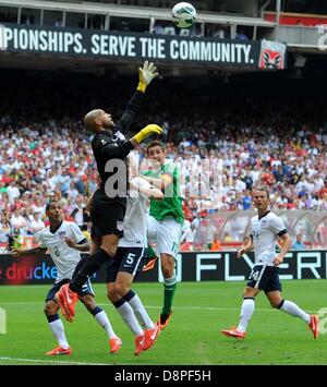 Washington DC, USA. 2. Juni 2013. Miroslav Klose (2. von rechts) von Deutschland und Torwart Tim Howard USA wetteifern um die Kugel während der internationalen Freundschaftsspiel zwischen USA und Deutschland im Kennedy Memorial Stadium in Washington (District Of Columbia), USA, 2. Juni 2013. Foto: Thomas Eisenhuth/Dpa/Alamy Live News Stockfoto