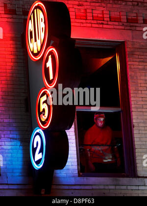 31. Mai 2013 sieht - Memphis, Tenn, US - 31. Mai 2013 - A-Club-152 Patron aus einem Fenster im zweiten Stock Freitag Abend. In den letzten Wochen wurde der unruhige Nachtclub auf der Beale Street als ein öffentliches Ärgernis geschlossen und nach Wiedereröffnung Memorial Day Wochenende einer Messerstecherei aufgetreten als Folge Kampf zwischen zwei Frauen auf dem Gelände. (Kredit-Bild: © Mark Weber/der kommerziellen Appeal/ZUMAPRESS.com) Stockfoto