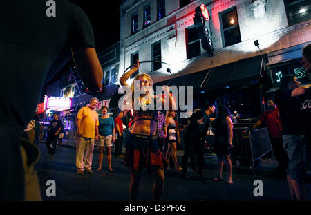 31. Mai 2013 - Memphis, Tenn, USA - 31. Mai 2013 - eine Menschenmenge versammelt sich um ein Straßenkünstler wie sie Hula-hoop vor Club 152 Freitag Abend. In den letzten Wochen wurde der unruhige Nachtclub auf der Beale Street als ein öffentliches Ärgernis geschlossen und nach Wiedereröffnung Memorial Day Wochenende einer Messerstecherei aufgetreten als Folge Kampf zwischen zwei Frauen auf dem Gelände. (Kredit-Bild: © Mark Weber/der kommerziellen Appeal/ZUMAPRESS.com) Stockfoto