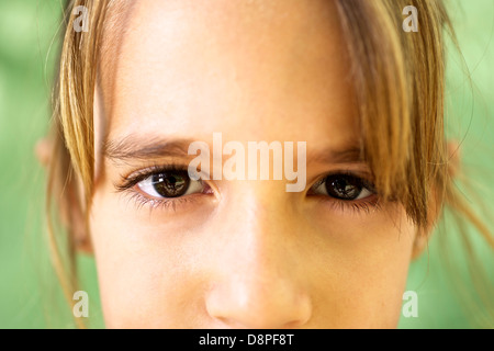 Junge Menschen und Emotionen, Porträt von schweren Mädchen Blick in die Kamera. Nahaufnahme der Augen Stockfoto