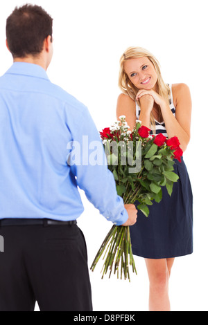 glückliche Frau Rosen von einem jungen Mann empfangen Stockfoto