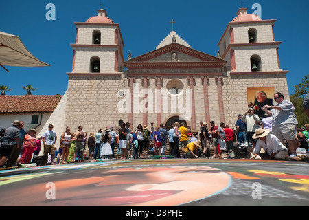 Künstler malen an der Imadonnari Street Painting Festival 2013. Alte Mission Santa Barbara, Kalifornien Stockfoto