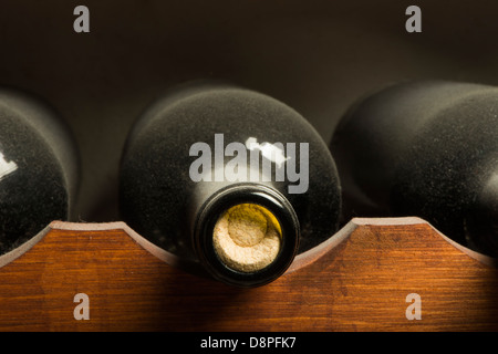 Weinflaschen im Regal. Weinkeller. Flaschen Wein hautnah. Stockfoto