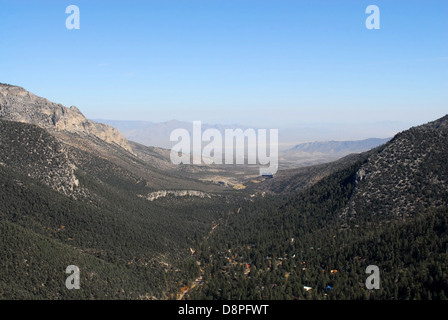 Panorama des bewaldeten Canyon von Mountain in Nevada Wüste Horizont betrachtet. Stockfoto