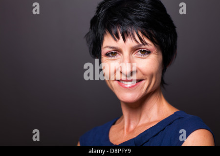 ziemlich mittlere gealterte Frau Closeup Portrait auf schwarz Stockfoto