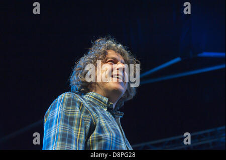 Hay-on-Wye, UK. 2. Juni 2013. Alan Davies, Komiker, Autor und Schauspieler ist einen Stand-up-Gig am letzten Abend des The Hay Festival 2013.  Bildnachweis: Graham M. Lawrence/Alamy Live-Nachrichten. Stockfoto