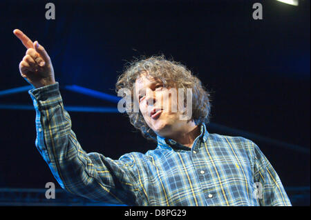 Hay-on-Wye, UK. 2. Juni 2013. Alan Davies, Komiker, Autor und Schauspieler ist einen Stand-up-Gig am letzten Abend des The Hay Festival 2013.  Bildnachweis: Graham M. Lawrence/Alamy Live-Nachrichten. Stockfoto