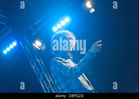 Hay-on-Wye, UK. 2. Juni 2013. Alan Davies, Komiker, Autor und Schauspieler ist einen Stand-up-Gig am letzten Abend des The Hay Festival 2013.  Bildnachweis: Graham M. Lawrence/Alamy Live-Nachrichten. Stockfoto