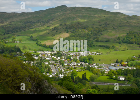 Ambleside Stadt, gesichert durch Wansfell (von Loughrigg Fell gesehen), Lake District National Park, Cumbria, England UK Stockfoto