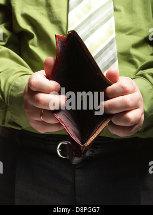 Schlechte Wirtschaft, vertreten durch leere Brieftasche in das Unternehmer Hände Stockfoto