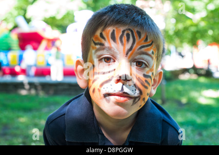 Kind mit bemaltem Gesicht. Tiger zu malen. Junge Kinder Urlaub Stockfoto