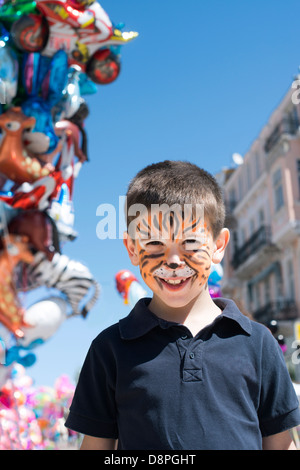 Kind mit bemaltem Gesicht. Tiger zu malen. Junge Kinder Urlaub Stockfoto