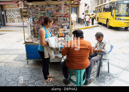 Zeitschriften und Zeitungen stehen an einer Straßenecke in Merida, Yucatan, Mexiko Stockfoto