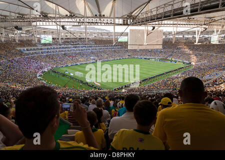 England spielt Brasilien in einem Freundschaftsspiel im neuen Maracana-Stadion, neu renoviert für Brasiliens Gastgeber der WM 2014, Rio De Janeiro, Brazil.02/06/2013. Das erste Länderspiel im modern renovierten Stadion gespielt werden endete in einem Unentschieden, 2: 2. England 2 Brasilien 2 Credit: Peter M. Wilson/Alamy Live-Nachrichten Stockfoto