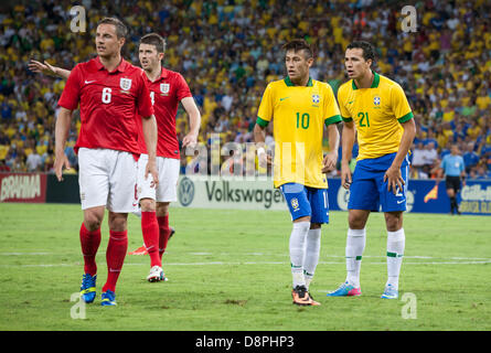 Brasilianische Fußballer Neymar (Nummer 10), während ein Freundschaftsspiel mit England in die neue Maracana-Stadion, Rio De Janeiro, Brazil.02/06/2013. Das erste Länderspiel im neu renovierten Stadion gespielt werden endete in einem Unentschieden, 2: 2. England 2 Brasilien 2 Credit: Peter M. Wilson/Alamy Live-Nachrichten Stockfoto