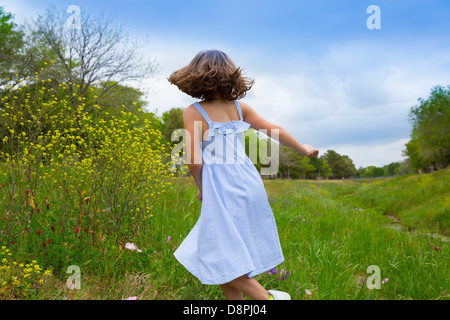 glückliche Kinder Mädchen springen auf Mohn Blumen Frühlingswiese mit Motion blur Stockfoto