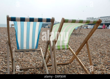 Zwei Liegestühle am Strand von Brighton, Brighton, England Stockfoto