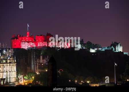 Edinburgh Castle beleuchtet während der International Military Tattoo Vorstellung. Stockfoto