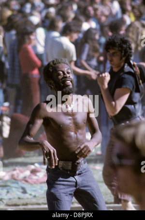 schwarzer Mann tanzt bei Rockkonzert in den späten sechziger Jahren Anfang der siebziger Jahre Stockfoto