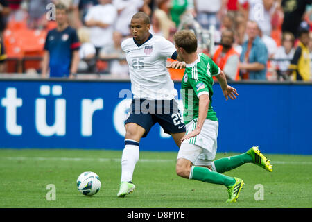 Washington DC, USA. 2. Juni 2013. US-Männer vorwärts Terrence Boyd dribbelt vorbei ein Verteidiger während der US-Männer National Team vs. deutsche National Team - Centennial Feier Spiels RFK Stadium - Washington, D.C. Die US-Herren Nationalmannschaft besiegt Deutschland 4: 3. Bildnachweis: Cal Sport Media/Alamy Live-Nachrichten Stockfoto