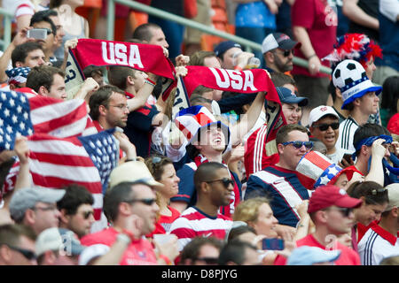 Washington DC, USA. 2. Juni 2013. Fans jubeln für die USA während der US-Männer National Team vs. deutsche National Team - Centennial Feier Spiels RFK Stadium - Washington, D.C. Die US-Herren Nationalmannschaft besiegt Deutschland 4: 3. Bildnachweis: Cal Sport Media/Alamy Live-Nachrichten Stockfoto