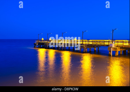 Fishing Pier in der Nacht mit Reflexion St. Simons Island, Georgia, USA Stockfoto