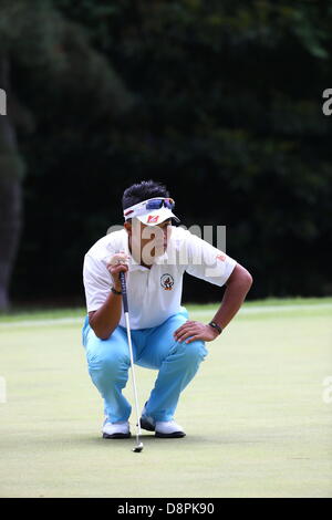 Ibaraki, Japan. 2. Juni 2013. Hideki Matsuyama (JPN), 2. Juni 2013 - Golf: Hideki Matsuyama in Japan reiht sich ein Putt bei der Endrunde des Diamond Cup Golf im Oarai Golfclub in Ibaraki, Japan. (Foto von Toshihiro Kitagawa/AFLO/Alamy Live-Nachrichten) Stockfoto