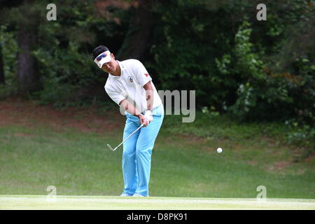 Ibaraki, Japan. 2. Juni 2013. Hideki Matsuyama (JPN), 2. Juni 2013 - Golf: Hideki Matsuyama in Japan chips während der Endrunde der Diamond Cup Golf im Oarai Golfclub in Ibaraki, Japan. (Foto von Toshihiro Kitagawa/AFLO/Alamy Live-Nachrichten) Stockfoto