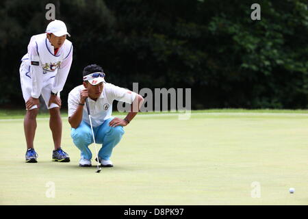 Ibaraki, Japan. 2. Juni 2013. (R-L) Hideki Matsuyama (JPN), Daisuke Shindo, 2. Juni 2013 - Golf: Hideki Matsuyama in Japan reiht sich ein Putt mit seinem Caddie Daisuke Shindo während der Endrunde der Diamond Cup Golf im Oarai Golfclub in Ibaraki, Japan. (Foto von Toshihiro Kitagawa/AFLO/Alamy Live-Nachrichten) Stockfoto