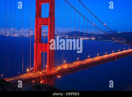 Golden Gate Bridge bei Dämmerungen mit der Skyline von San Francisco in der Ferne Stockfoto