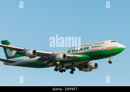 Ein Eva Air Boeing 747-400 (B-16412)-Jetliner im Endanflug zur Landung. Stockfoto